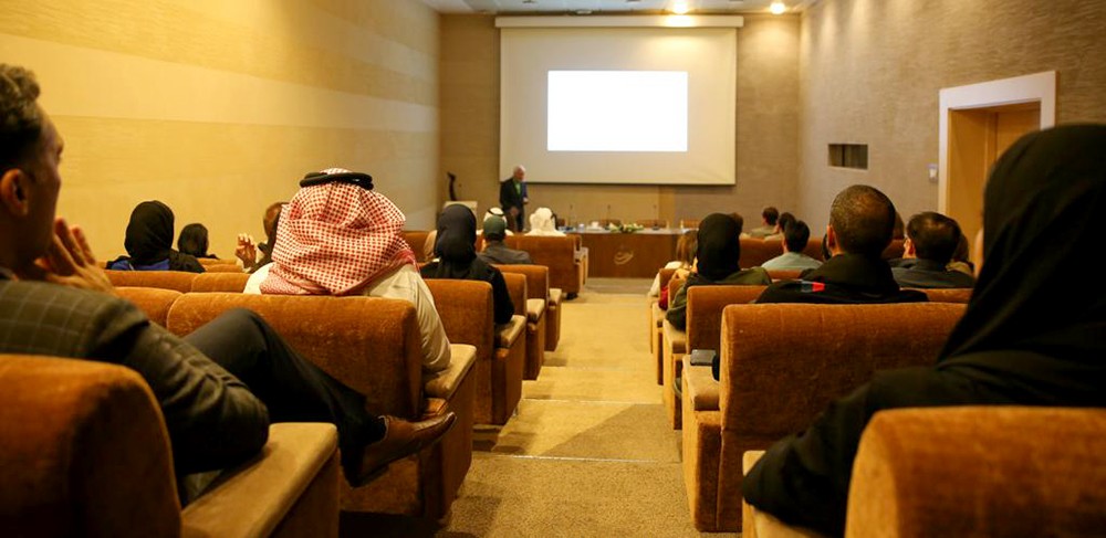 تشارلز لاندري خلال محاضرة "قلب المنامة؛ الفرصة الأكبر بمتحف البحرين الوطني