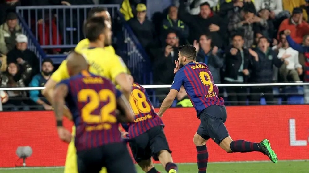 سواريز يشيد بروح لاعبي برشلونة بعد التعادل المثير