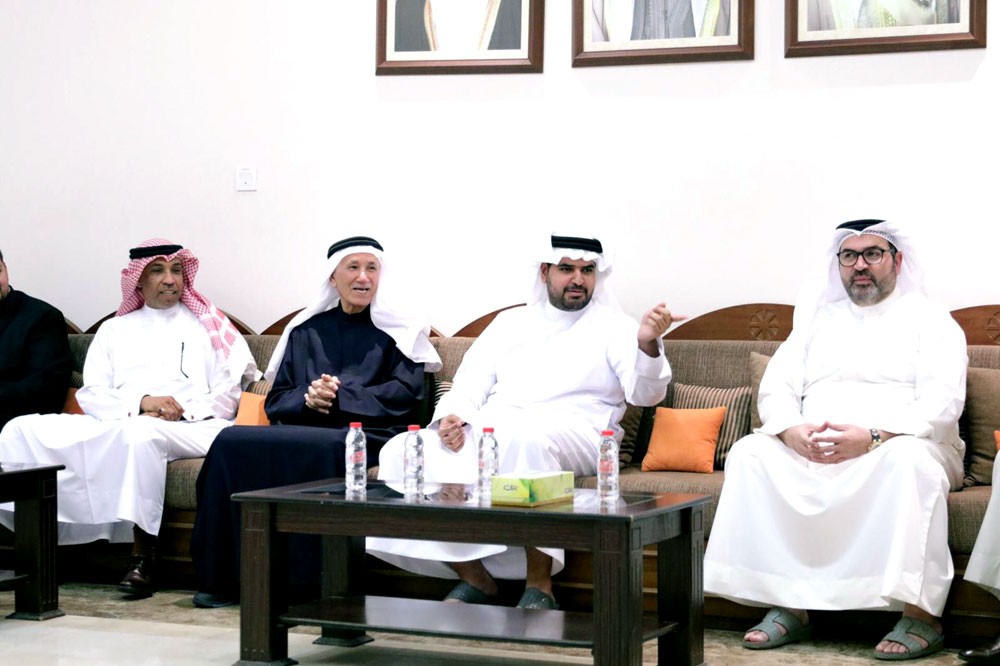 سمو الشيخ عيسى بن علي يزور نادي الحالة ويلتقي بمجلس الإدارة