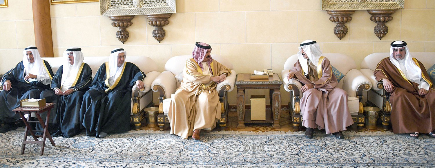 جلالة الملك يقدم التعازي إلى سمو رئيس الوزراء بوفاة سمو الشيخة عائشة بنت سلمان
