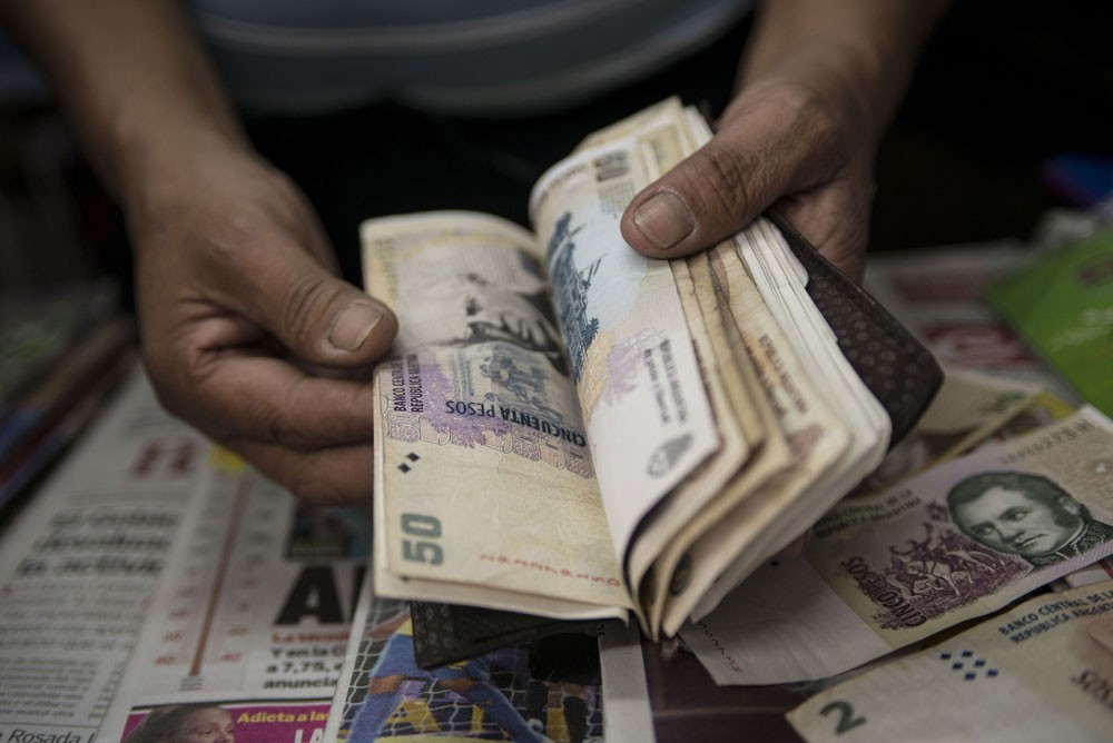  البيزو الأرجنتيني يهبط لمستوى قياسي منخفض جديد وسط شكوك اقتصادية