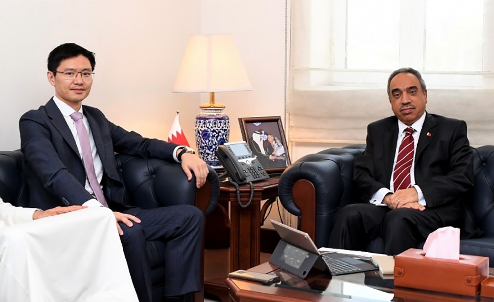 وزير الاشغال يستقبل الرئيس التنفيذي لشركة هواوي البحرين