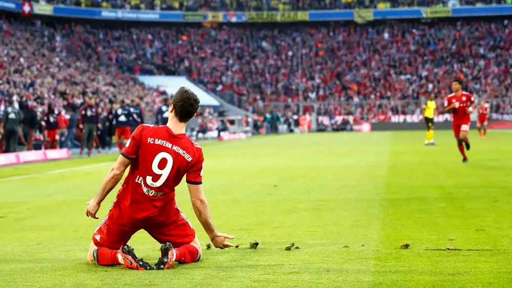 البولندي ليفاندوفسكي يدخل تاريخ الدوري الألماني