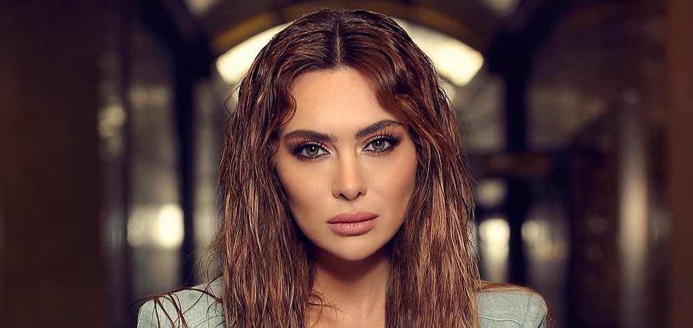 ستيفاني صليبا تبكي على المسرح بسبب والدها