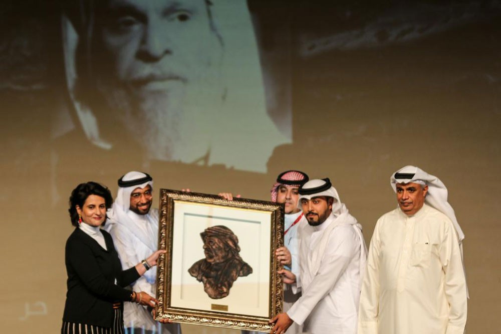 الهيئة العربية للمسرح تكرّم الشيخة هلا بنت محمد