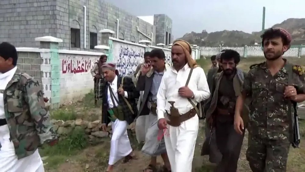قيادي حوثي يقتل شابين من قبيلة أرحب ومحاولات لدفن القضية