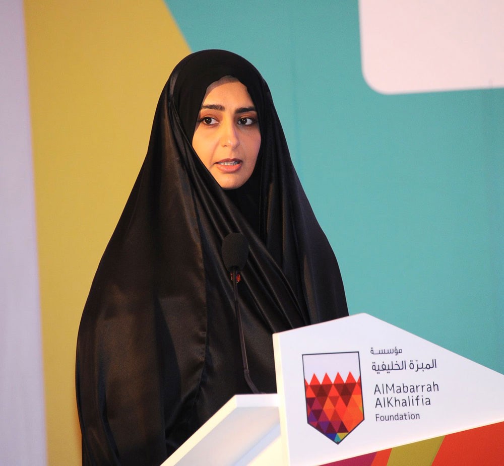 تكريم المبرة الخليفية في حفل خليجي بمسقط