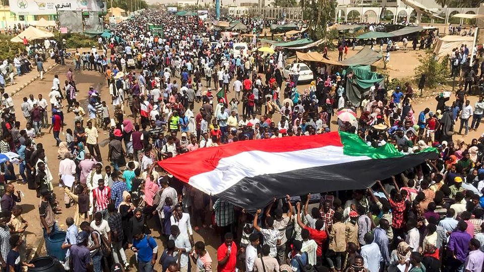 السودان.. مصادر تؤكد تنحي عمر البشير