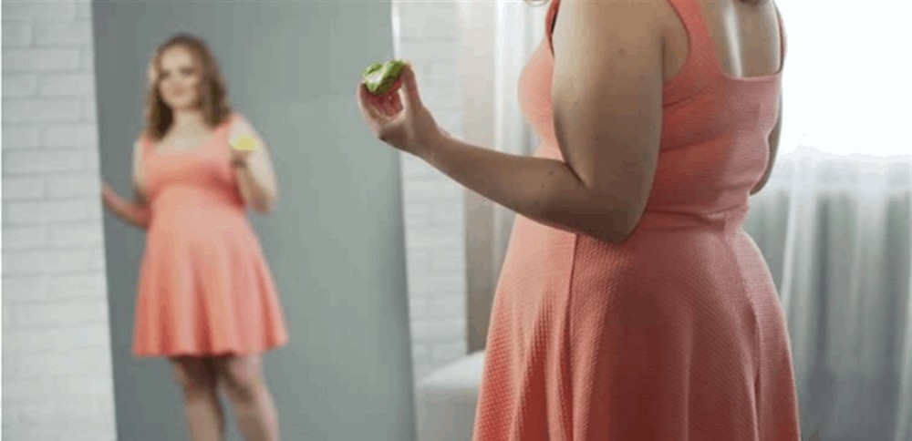 الأكل أمام المرآة يُساعدكم على خسارة الوزن!