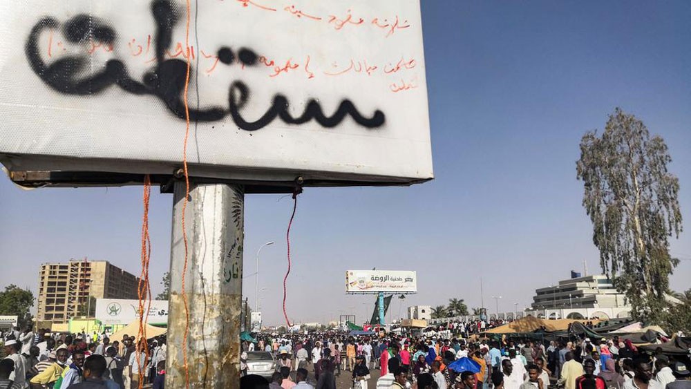 إعلان الطوارئ لـ3 أشهر في السودان وحظر التجول