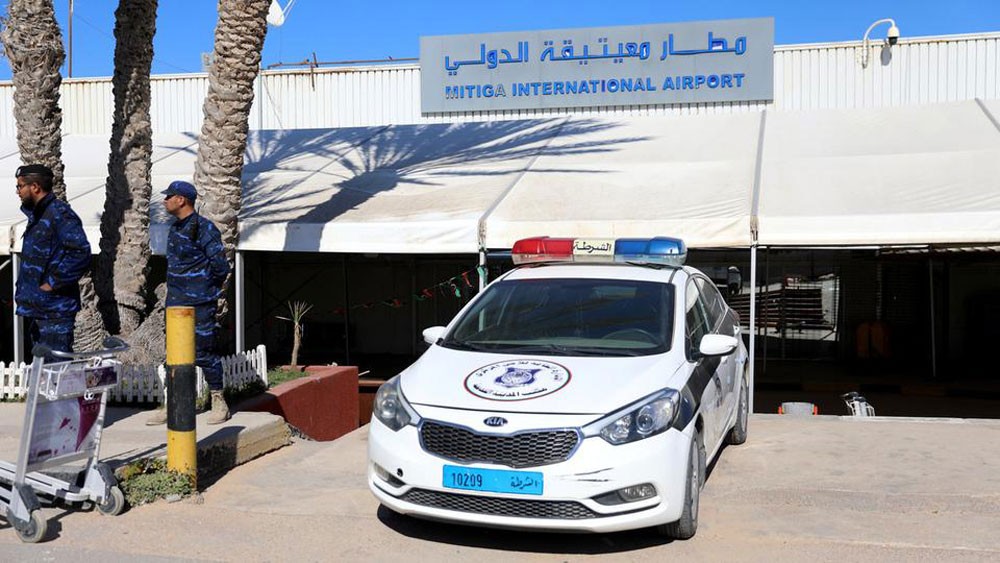 طائرة حربية تقصف مطار معيتيقة في طرابلس
