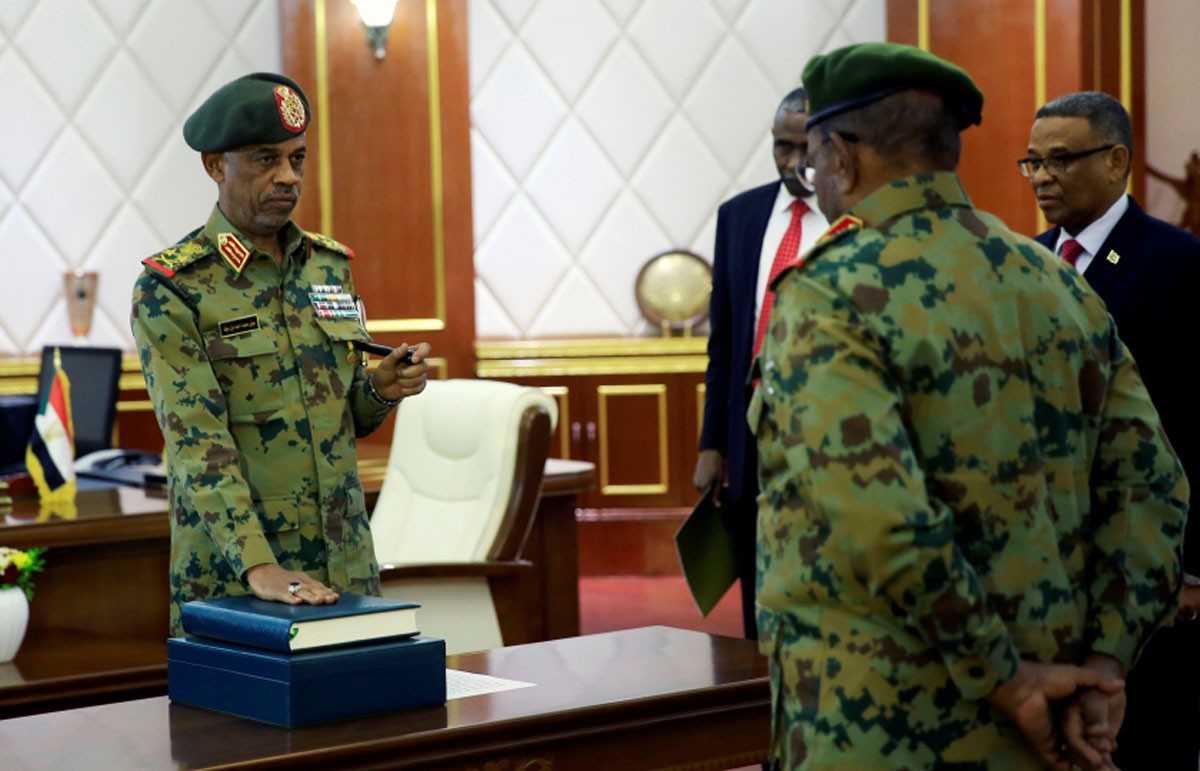 السودان.. رئيس المجلس العسكري يتنحى