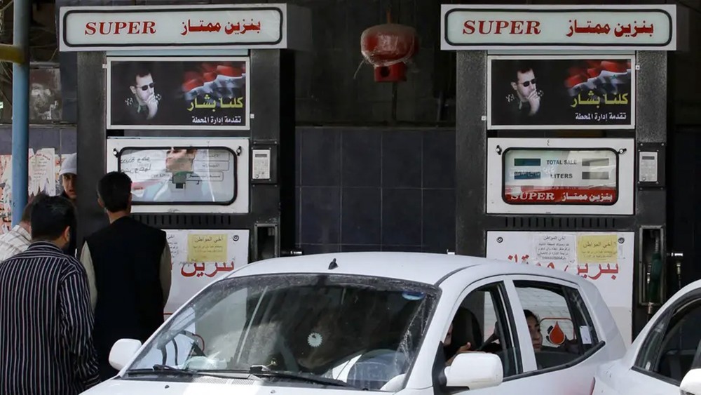 مقربو الأسد يحتكرون البنزين.. وقرار جديد يقلق السوريين
