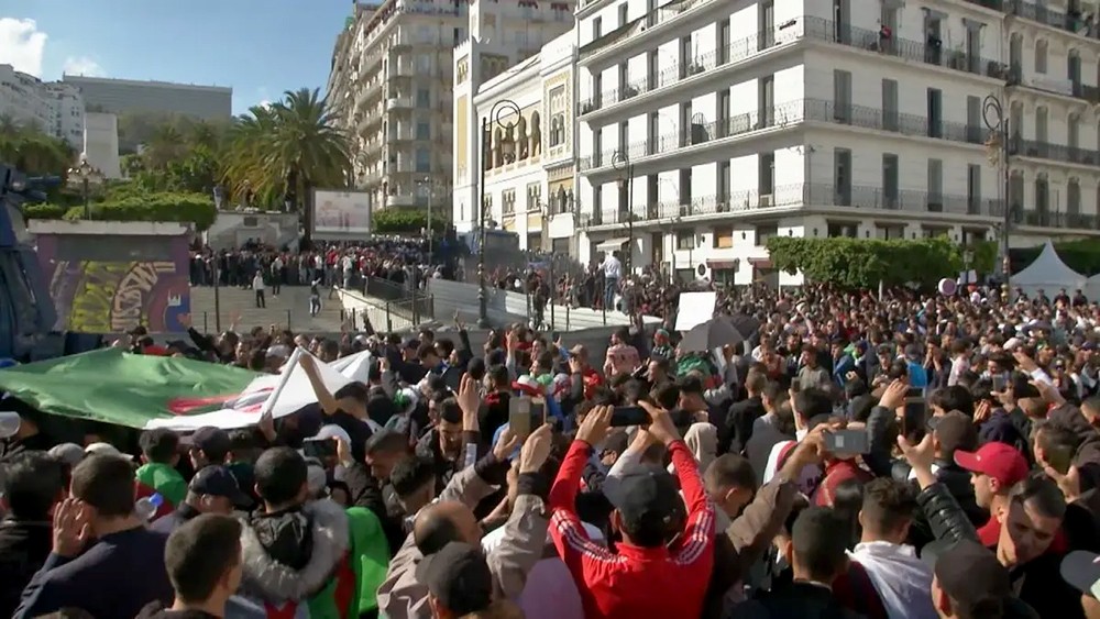 طلاب الجزائر يعلنون إضرابا وطنيا رفضا لاستمرار النظام