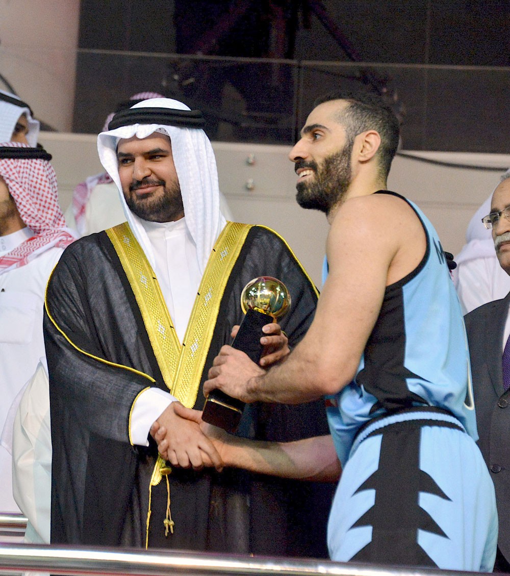 سمو الشيخ عيسى بن علي يهنئ نادي الرفاع بتحقيق كأس خليفة بن سلمان