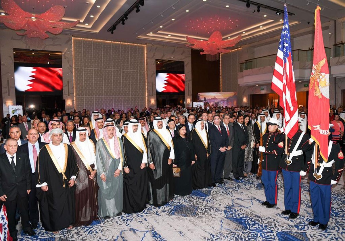 خليفة بن راشد وخليفة بن علي يحضران حفل السفارة الأمريكية بتكليف من رئيس الوزراء