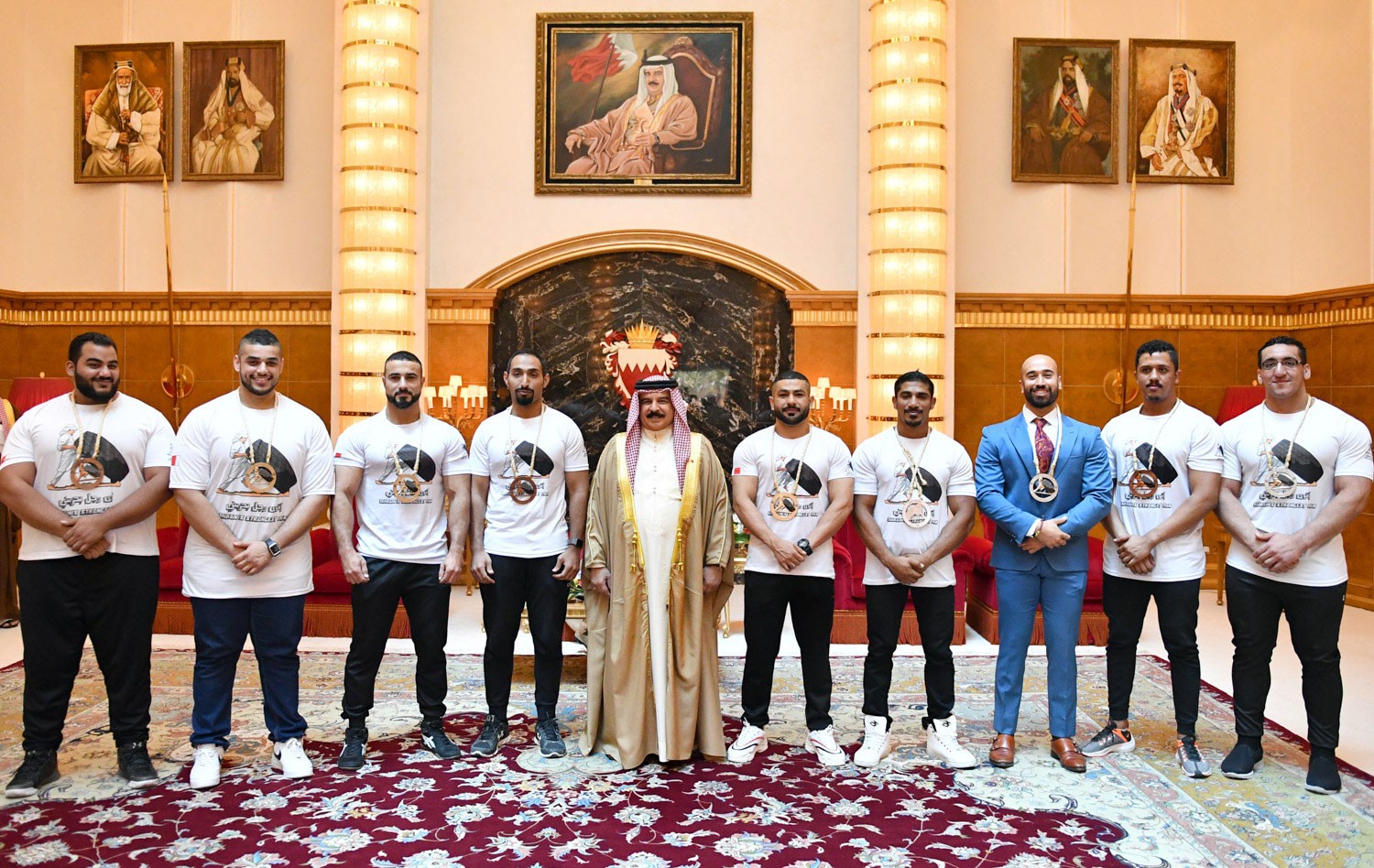 جلالة الملك يستقبل خالد بن حمد والفائزين بأقوى رجل‎