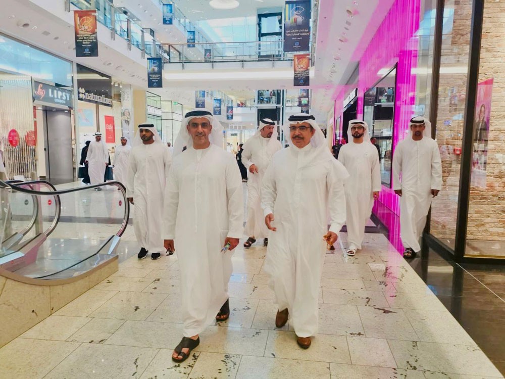وزير الداخلية الإماراتي يشيد بما تتمتع به البحرين من أمن واستقرار