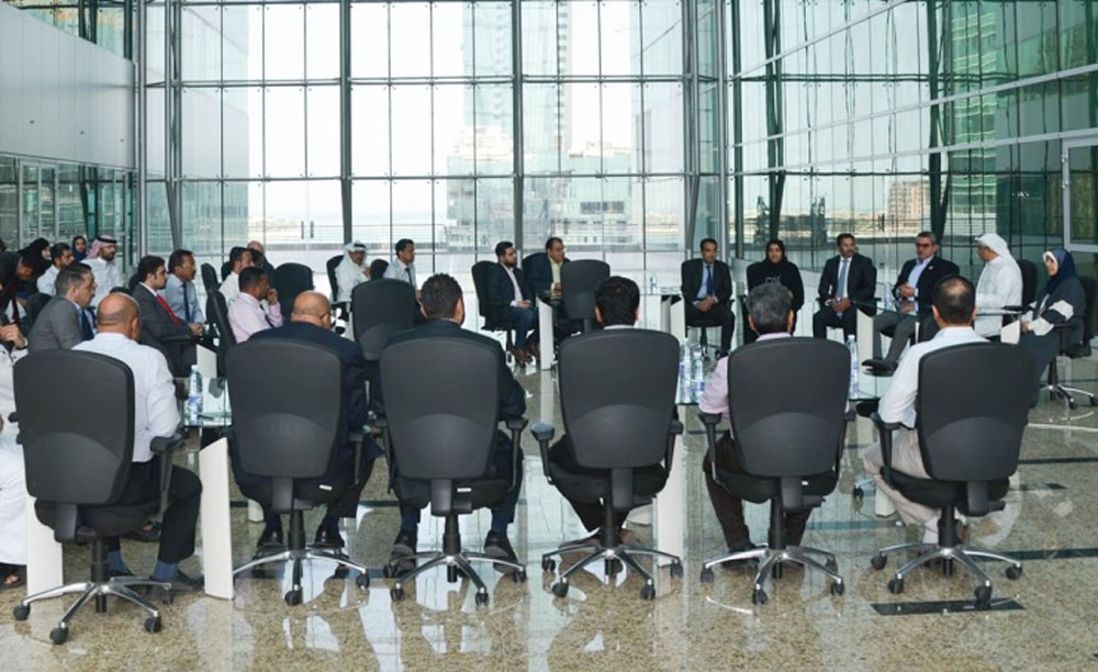 الوكيل المساعد للتجارة يجتمع مع عدد من تجار المواد التموينية والغذائية