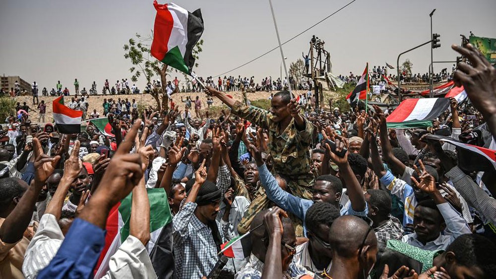 حشود كبيرة من المحتجين أمام وزارة الدفاع السودانية