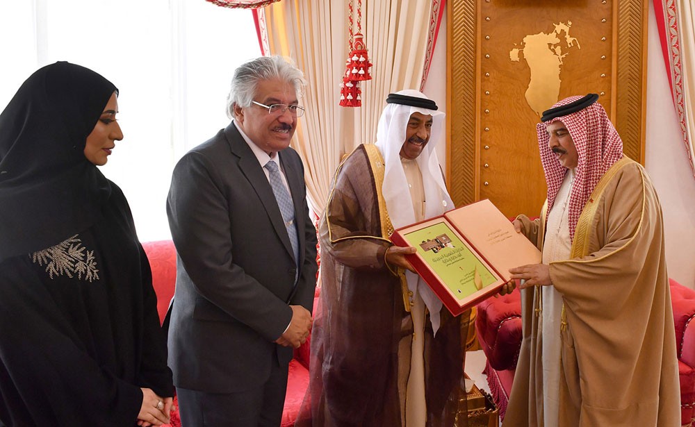 جلالة الملك يؤكد دعمه لكافة الجهود للحفاظ على الموروثات الشعبية البحرينية