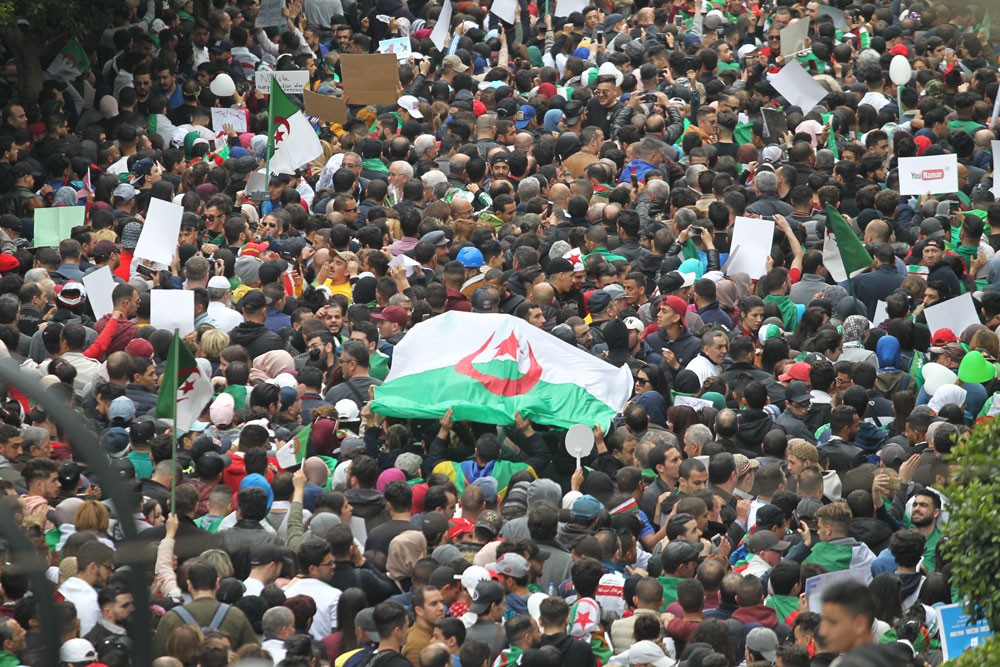 حراك الجزائر مستمر.. بدء التجمعات أمام البريد المركزي
