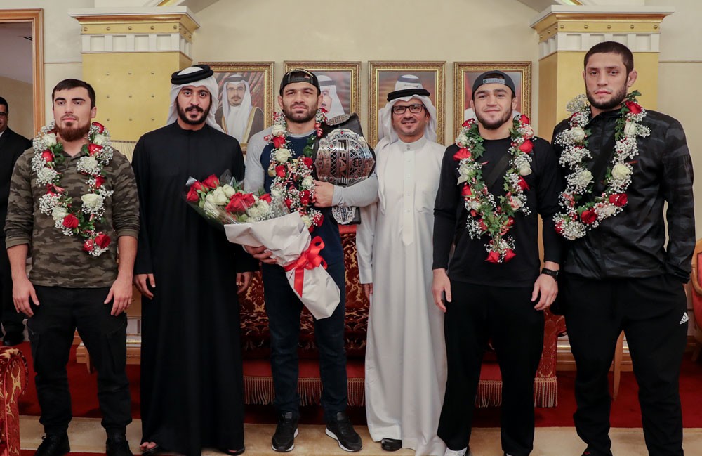 خالد بن حمد يستقبل البطل إلداروف ويشيد بالانجاز الذي حققه في BRAVE 23