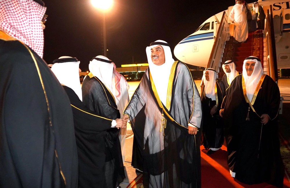 نائب رئيس مجلس الوزراء وزير الخارجية الكويتي يصل مملكة البحرين
