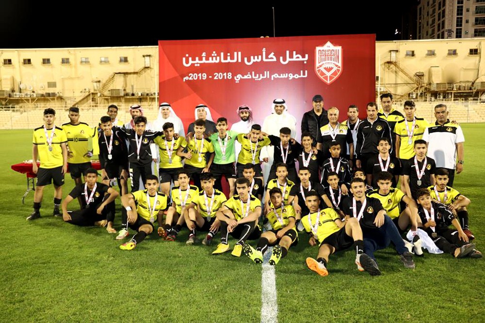 رئيس اتحاد الكرة يتوج المحرق بطلاً لكأس الناشئين