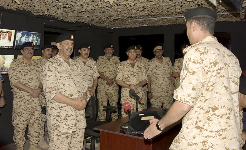 القائد العام لقوة دفاع البحرين يقوم بزيارة للكلية الملكية للقيادة والأركان والدفاع الوطني