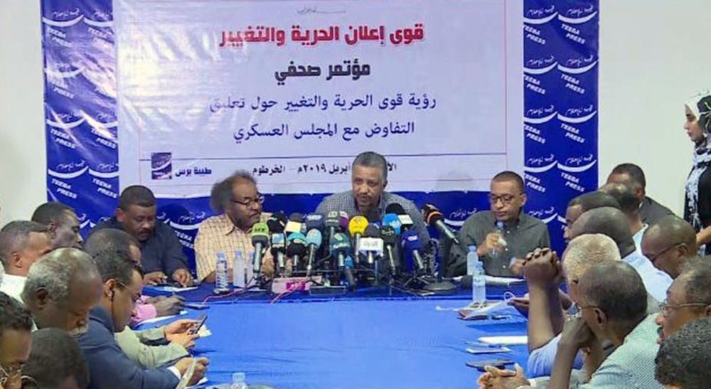 المجلس العسكري السوداني يدعو قادة المحتجين لاجتماع عاجل