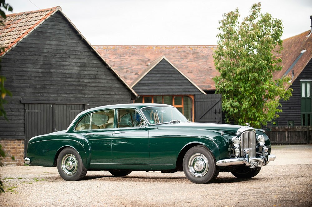 قرنٌ من الابتكارات المتميّزة لــ BENTLEY S2 CONTINENTAL FLYING SPUR