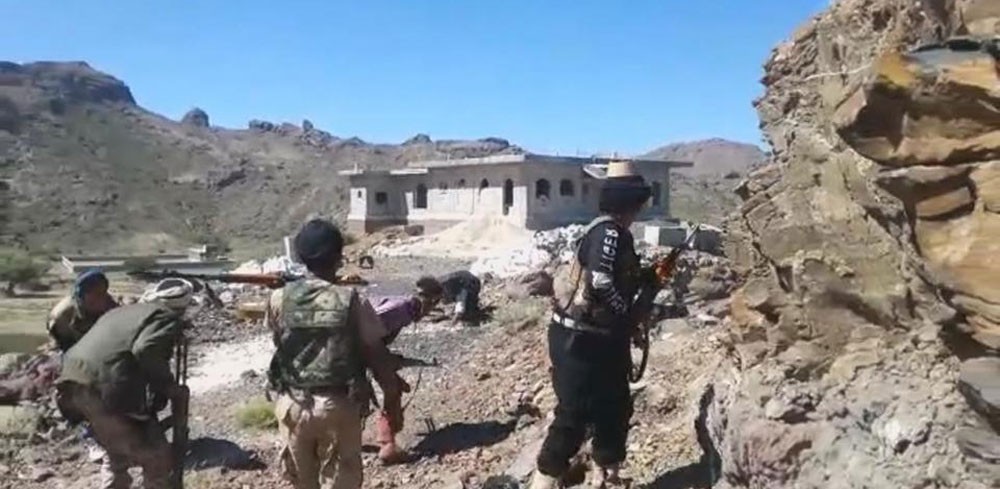 الجيش اليمني يأسر 20 حوثياً في العود بينهم قيادي