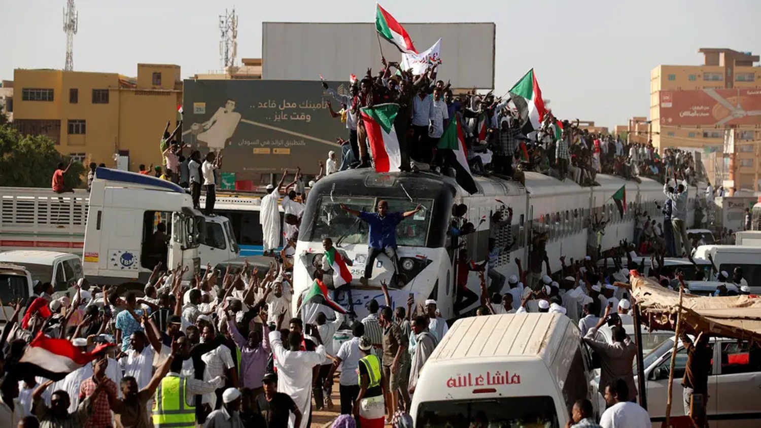 السودان.. حشود غفيرة تنضم للاعتصام خارج مقر وزارة الدفاع