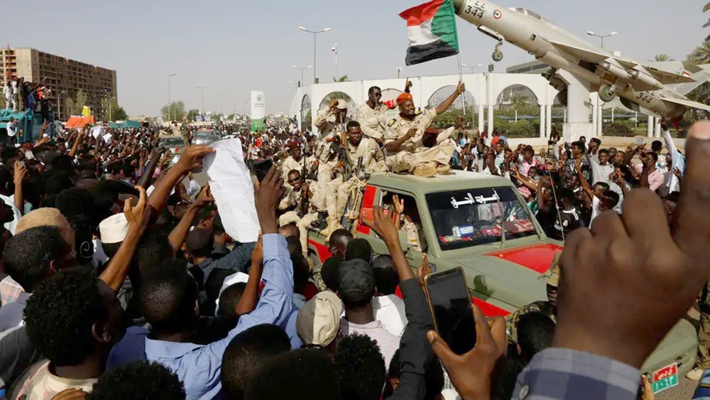 السودان.. تجميد نشاطات نقابات واتحادات مهنية