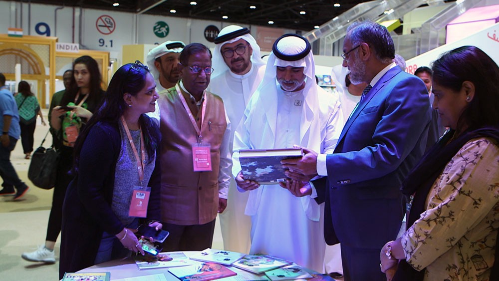 نهيان بن مبارك يتفقد معرض أبوظبي الدولي للكتاب