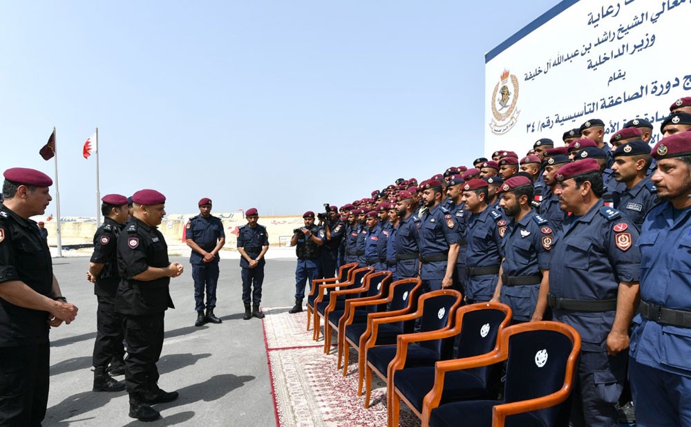 وزير الداخلية ينيب رئيس الأمن العام لحضور حفـل تخريج دورة الصاعقة التأسيسية المشتركة 