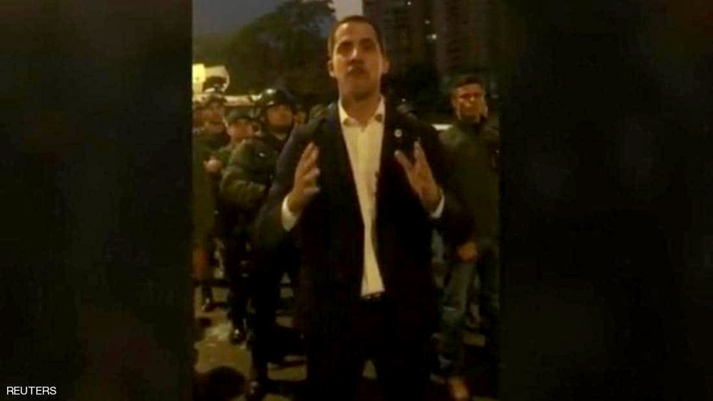 "انقلاب عسكري" في فنزويلا.. وزعيم المعارضة بقاعدة للجيش