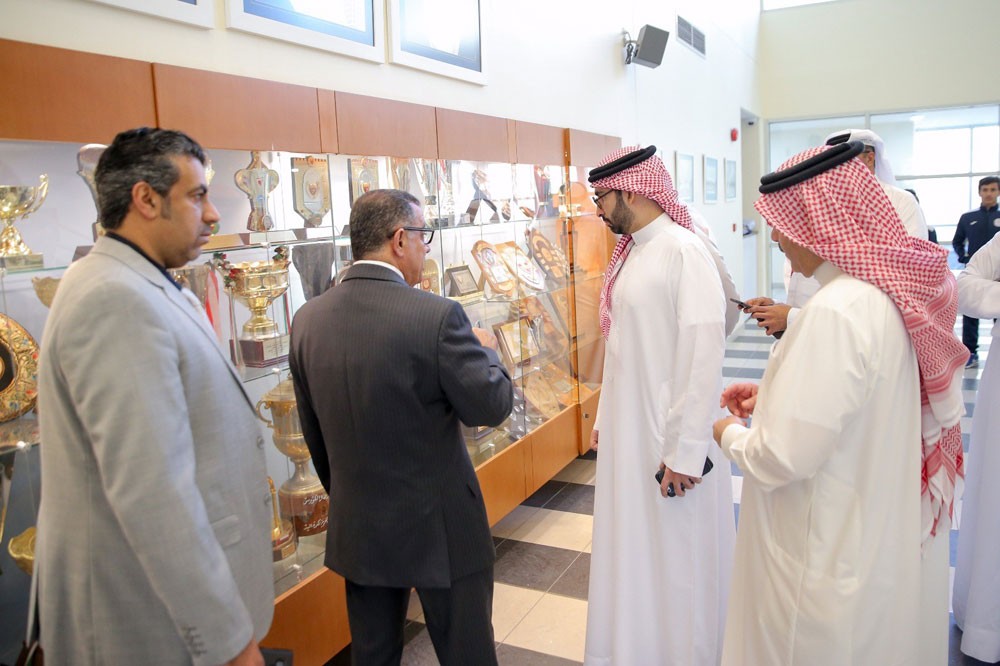 المؤيد: دراسة إدراج استثمارات الأندية العقارية في بورصة البحرين