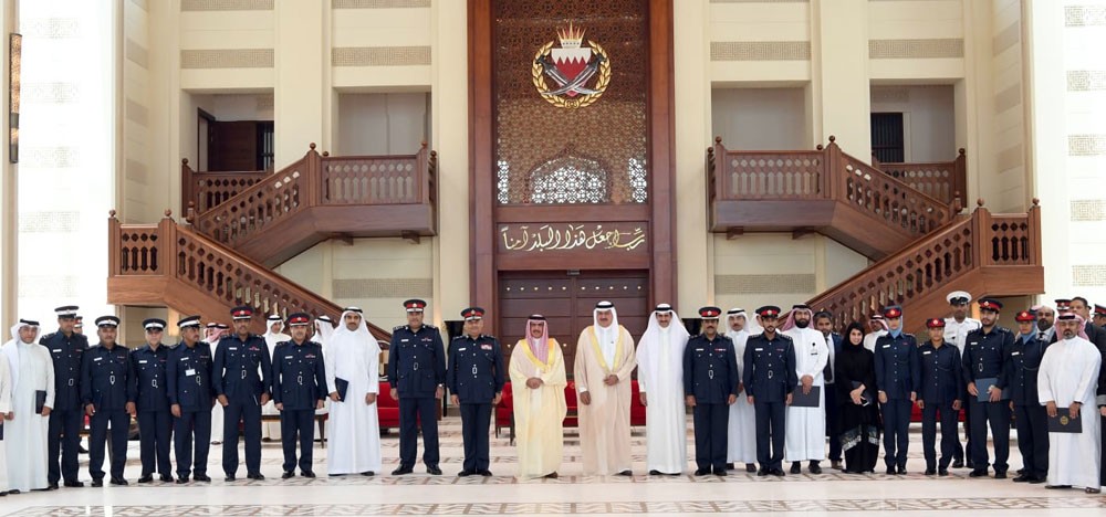 وزير الداخلية يكرم الإدارات الفائزة بجوائز التميز