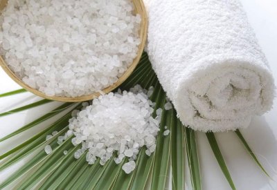 خشونة الملح تُعيد النعومة إلى البشرة والشعر
