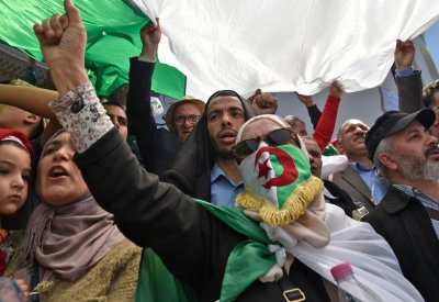 الجزائريون إلى الشارع مجددا.. مطالبين برحيل رموز النظام