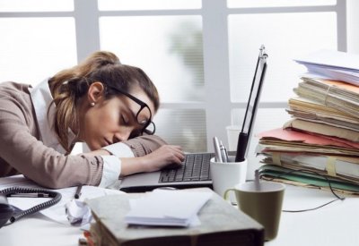 العلماء يكشفون تبعات قلة النوم والإجهاد في العمل