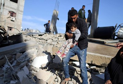  قصف إسرائيلي "مستعر" على غزة.. وفاجعة فلسطينية جديدة