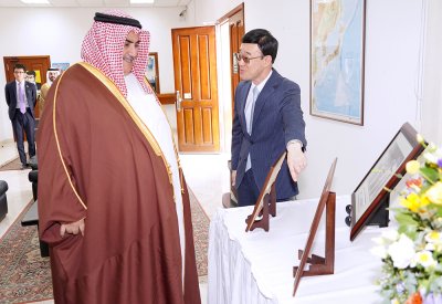 معالي وزير الخارجية يقدم التهاني بمناسبة تولي جلالة امبراطور اليابان العرش