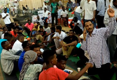 السودان.. مطابخ وإفطارات للمعتصمين الصائمين