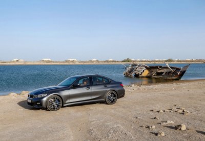 BMW الفئة الثالثة الجديدة ضمن المناظر الطبيعة في الشارقة