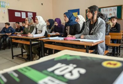 هكذا تنشر تركيا فكر الإخوان بمدارس اللاجئين على أراضيها