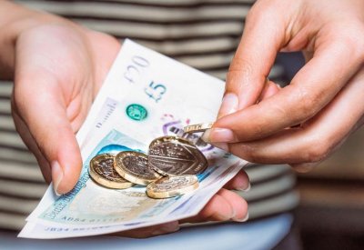 مطالبة ماي بالرحيل تهبط بالإسترليني دون 1.28 دولار
