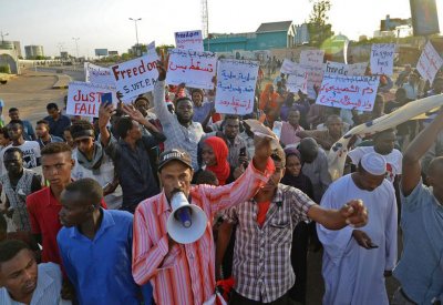 السودان.. "التغيير" ترسم حدودها ورفع المتاريس مستمر